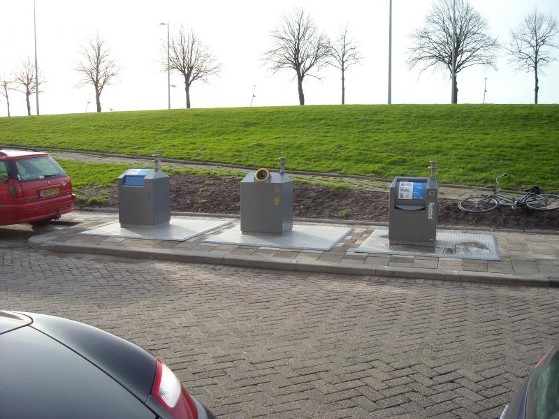Szelektív hulladékgyüjtés, a kuka nagyrésze a talajszint alatt van:)