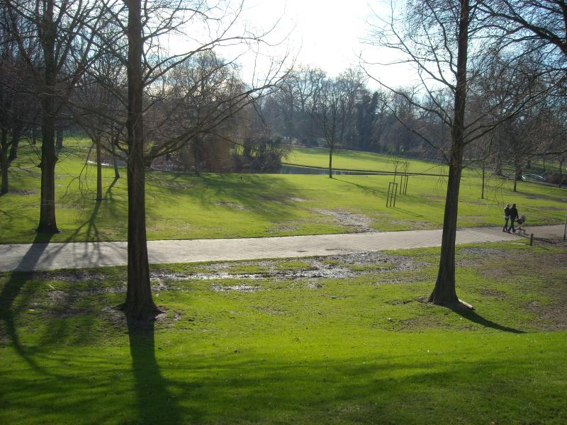 Park a toronynál
