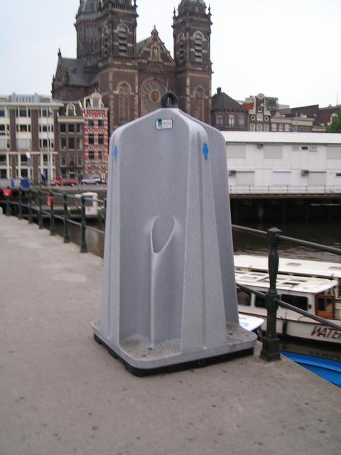 Utcai vizelőhely Amsterdamban